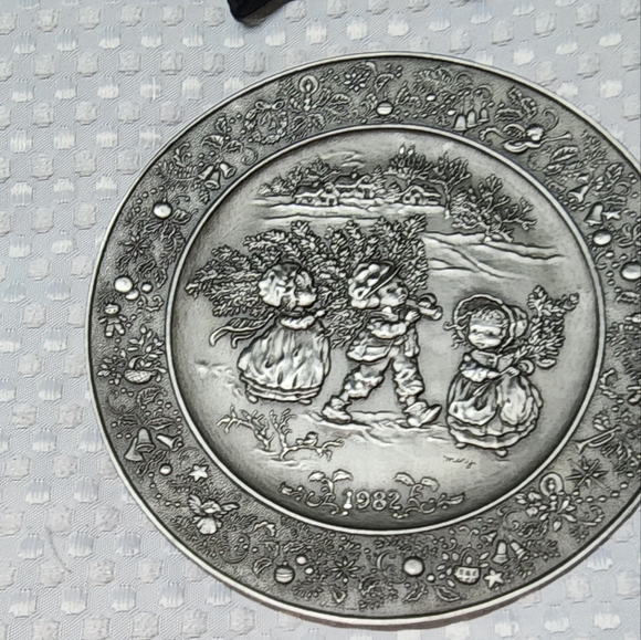VINTAGE HALLMARK EUC 1982 LITTLE GALLERY PEWTER PLATE WITH STAND - Picture 1 of 3
